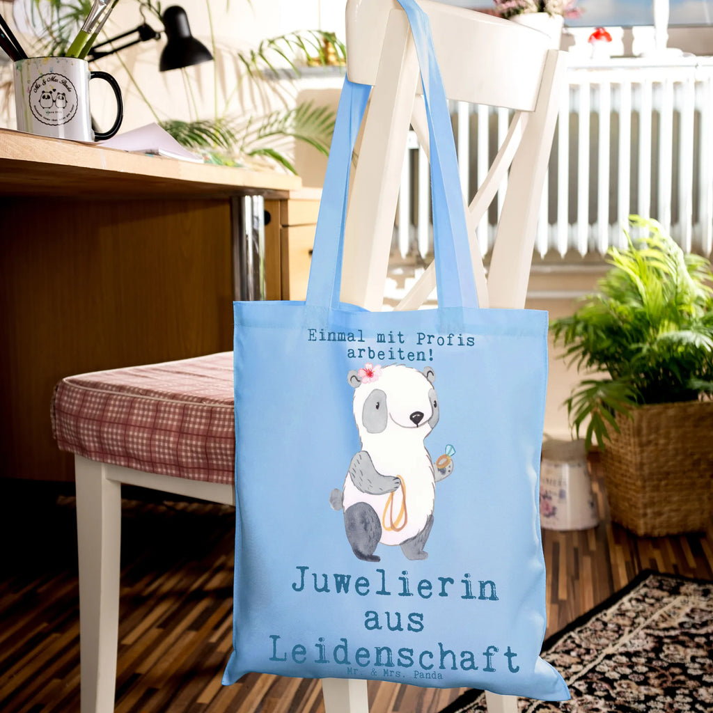 Tragetasche Juwelierin aus Leidenschaft Beuteltasche, Beutel, Einkaufstasche, Jutebeutel, Stoffbeutel, Tasche, Shopper, Umhängetasche, Strandtasche, Schultertasche, Stofftasche, Tragetasche, Badetasche, Jutetasche, Einkaufstüte, Laptoptasche, Beruf, Ausbildung, Jubiläum, Abschied, Rente, Kollege, Kollegin, Geschenk, Schenken, Arbeitskollege, Mitarbeiter, Firma, Danke, Dankeschön, Juwelierin, Goldschmiedin, Schmuckwarenhändlerin, Schmuckgeschäft, Eröffnung