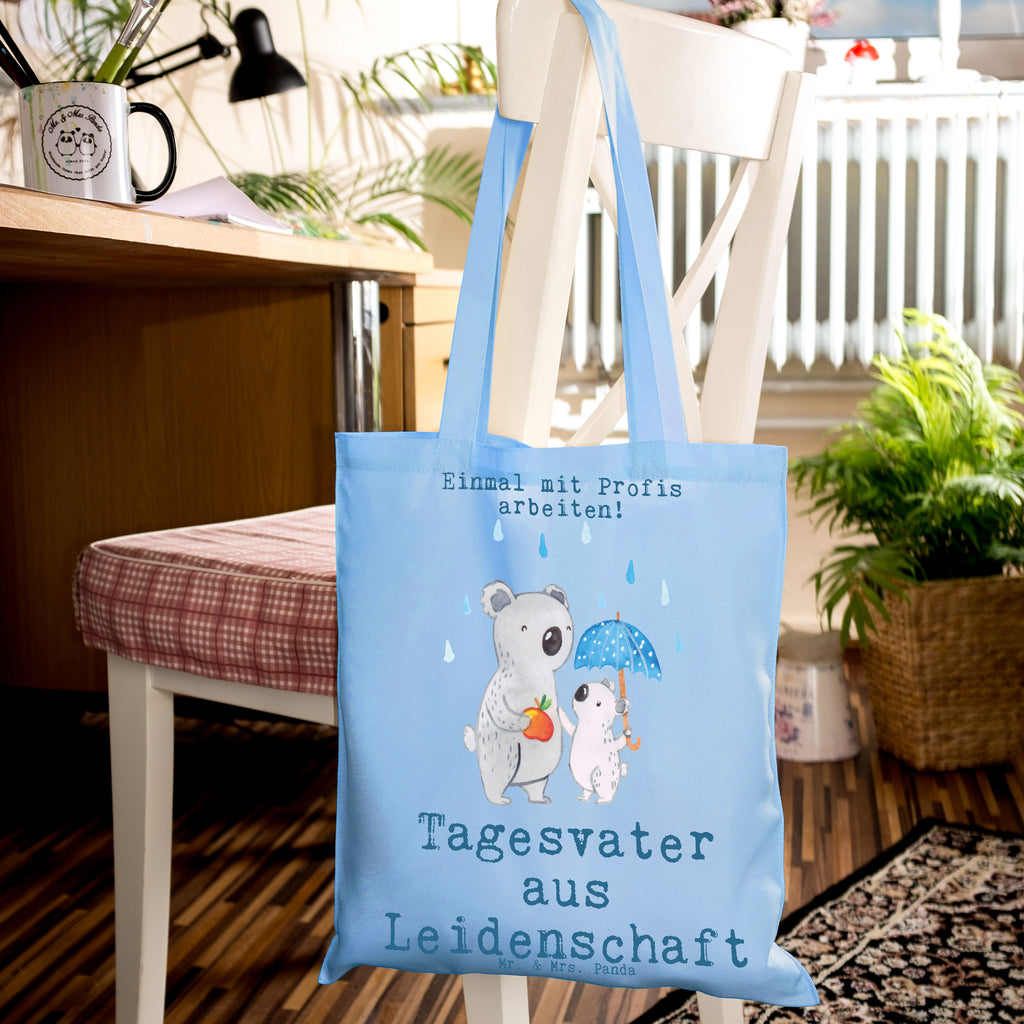 Tragetasche Tagesvater aus Leidenschaft Beuteltasche, Beutel, Einkaufstasche, Jutebeutel, Stoffbeutel, Tasche, Shopper, Umhängetasche, Strandtasche, Schultertasche, Stofftasche, Tragetasche, Badetasche, Jutetasche, Einkaufstüte, Laptoptasche, Beruf, Ausbildung, Jubiläum, Abschied, Rente, Kollege, Kollegin, Geschenk, Schenken, Arbeitskollege, Mitarbeiter, Firma, Danke, Dankeschön