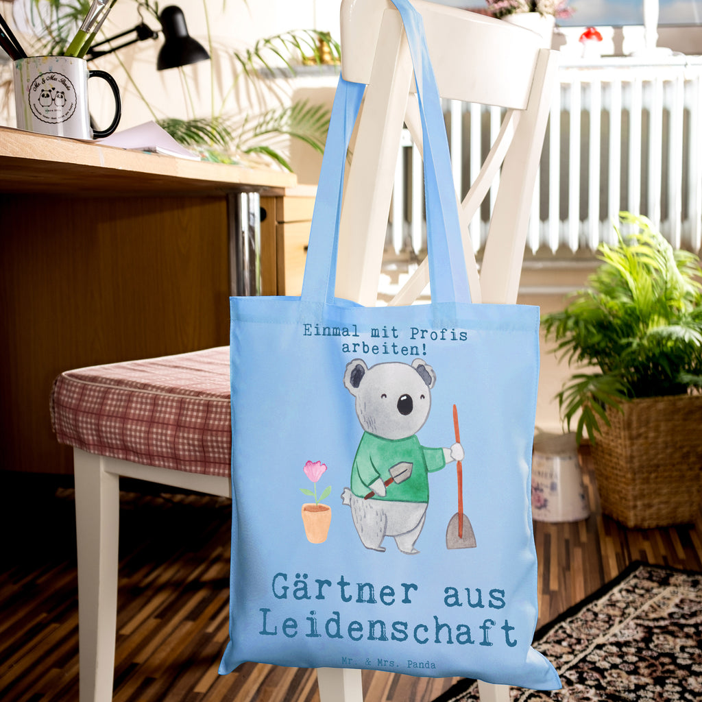 Tragetasche Gärtner aus Leidenschaft Beuteltasche, Beutel, Einkaufstasche, Jutebeutel, Stoffbeutel, Tasche, Shopper, Umhängetasche, Strandtasche, Schultertasche, Stofftasche, Tragetasche, Badetasche, Jutetasche, Einkaufstüte, Laptoptasche, Beruf, Ausbildung, Jubiläum, Abschied, Rente, Kollege, Kollegin, Geschenk, Schenken, Arbeitskollege, Mitarbeiter, Firma, Danke, Dankeschön, Gärtner, Gartenplaner, Gärtnerei, Gartenbau, Hobbygärtner, Garten- und Landschaftsbauer