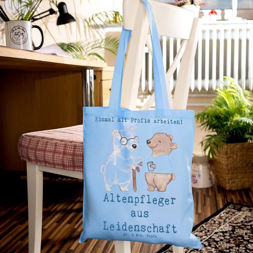 Tragetasche Altenpfleger aus Leidenschaft Beuteltasche, Beutel, Einkaufstasche, Jutebeutel, Stoffbeutel, Tasche, Shopper, Umhängetasche, Strandtasche, Schultertasche, Stofftasche, Tragetasche, Badetasche, Jutetasche, Einkaufstüte, Laptoptasche, Beruf, Ausbildung, Jubiläum, Abschied, Rente, Kollege, Kollegin, Geschenk, Schenken, Arbeitskollege, Mitarbeiter, Firma, Danke, Dankeschön, Altenpfleger, Pfleger, Altenheim Eröffnung