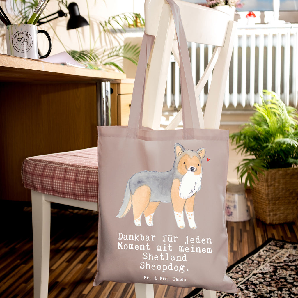 Tragetasche Shetland Sheepdog Moment Beuteltasche, Beutel, Einkaufstasche, Jutebeutel, Stoffbeutel, Tasche, Shopper, Umhängetasche, Strandtasche, Schultertasche, Stofftasche, Tragetasche, Badetasche, Jutetasche, Einkaufstüte, Laptoptasche, Hund, Hunderasse, Rassehund, Hundebesitzer, Geschenk, Tierfreund, Schenken, Welpe, Shetland Sheepdog, Sheltie