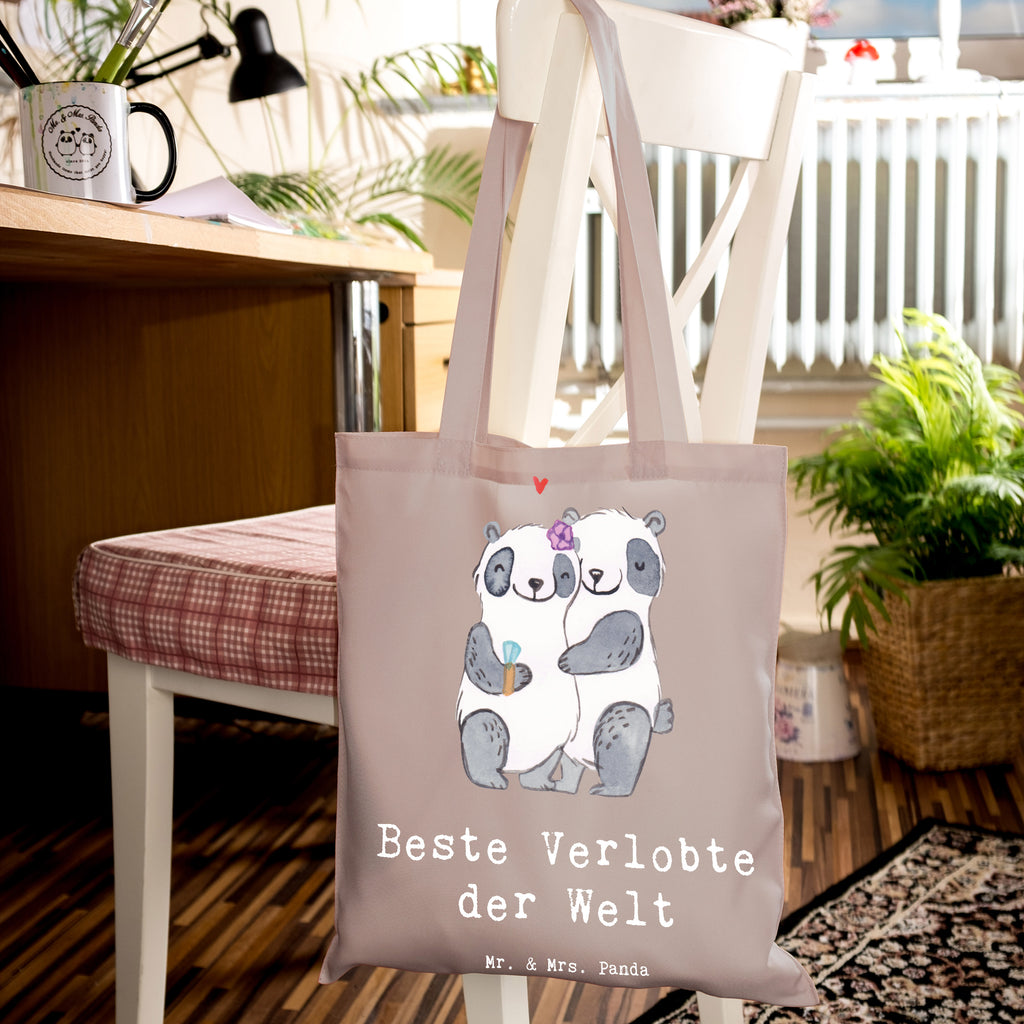 Tragetasche Panda Beste Verlobte der Welt Beuteltasche, Beutel, Einkaufstasche, Jutebeutel, Stoffbeutel, Tasche, Shopper, Umhängetasche, Strandtasche, Schultertasche, Stofftasche, Tragetasche, Badetasche, Jutetasche, Einkaufstüte, Laptoptasche, für, Dankeschön, Geschenk, Schenken, Geburtstag, Geburtstagsgeschenk, Geschenkidee, Danke, Bedanken, Mitbringsel, Freude machen, Geschenktipp, Verlobte, Verloben, Verlobung, Traumfrau, Frau, Freundin, Ehefrau, Zukünftige, Hochzeit, Ehe