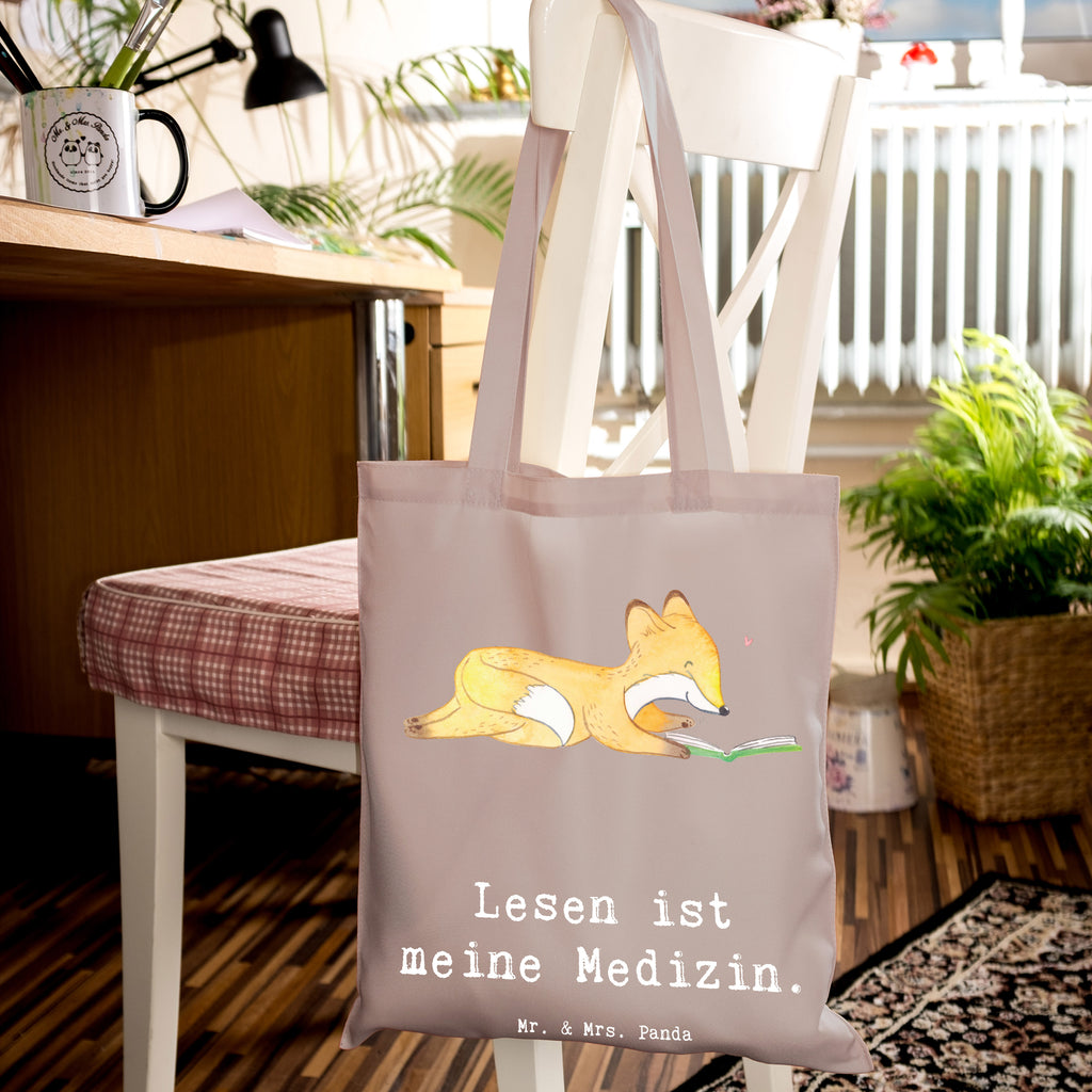 Tragetasche Fuchs Lesen Medizin Beuteltasche, Beutel, Einkaufstasche, Jutebeutel, Stoffbeutel, Tasche, Shopper, Umhängetasche, Strandtasche, Schultertasche, Stofftasche, Tragetasche, Badetasche, Jutetasche, Einkaufstüte, Laptoptasche, Geschenk, Sport, Sportart, Hobby, Schenken, Danke, Dankeschön, Auszeichnung, Gewinn, Sportler, lesen, Bücher lesen, Bücherwurm