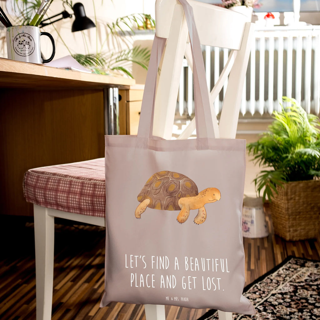 Tragetasche Schildkröte Marschieren Beuteltasche, Beutel, Einkaufstasche, Jutebeutel, Stoffbeutel, Tasche, Shopper, Umhängetasche, Strandtasche, Schultertasche, Stofftasche, Tragetasche, Badetasche, Jutetasche, Einkaufstüte, Laptoptasche, Meerestiere, Meer, Urlaub, Schildkröte, Schildkröten, get lost, Abenteuer, Reiselust, Inspiration, Neustart, Motivation, Lieblingsmensch