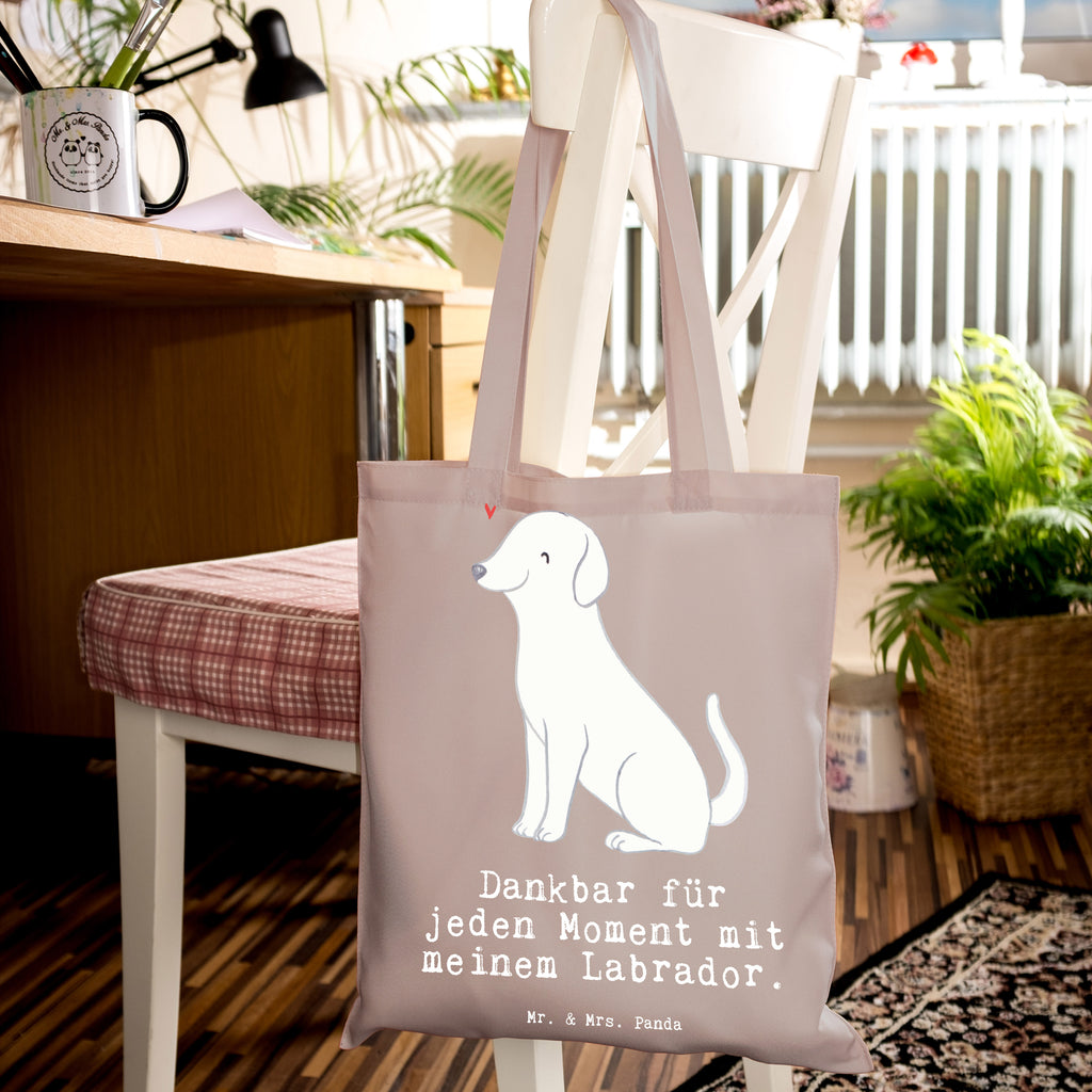 Tragetasche Labrador Moment Beuteltasche, Beutel, Einkaufstasche, Jutebeutel, Stoffbeutel, Tasche, Shopper, Umhängetasche, Strandtasche, Schultertasche, Stofftasche, Tragetasche, Badetasche, Jutetasche, Einkaufstüte, Laptoptasche, Hund, Hunderasse, Rassehund, Hundebesitzer, Geschenk, Tierfreund, Schenken, Welpe, Labrador