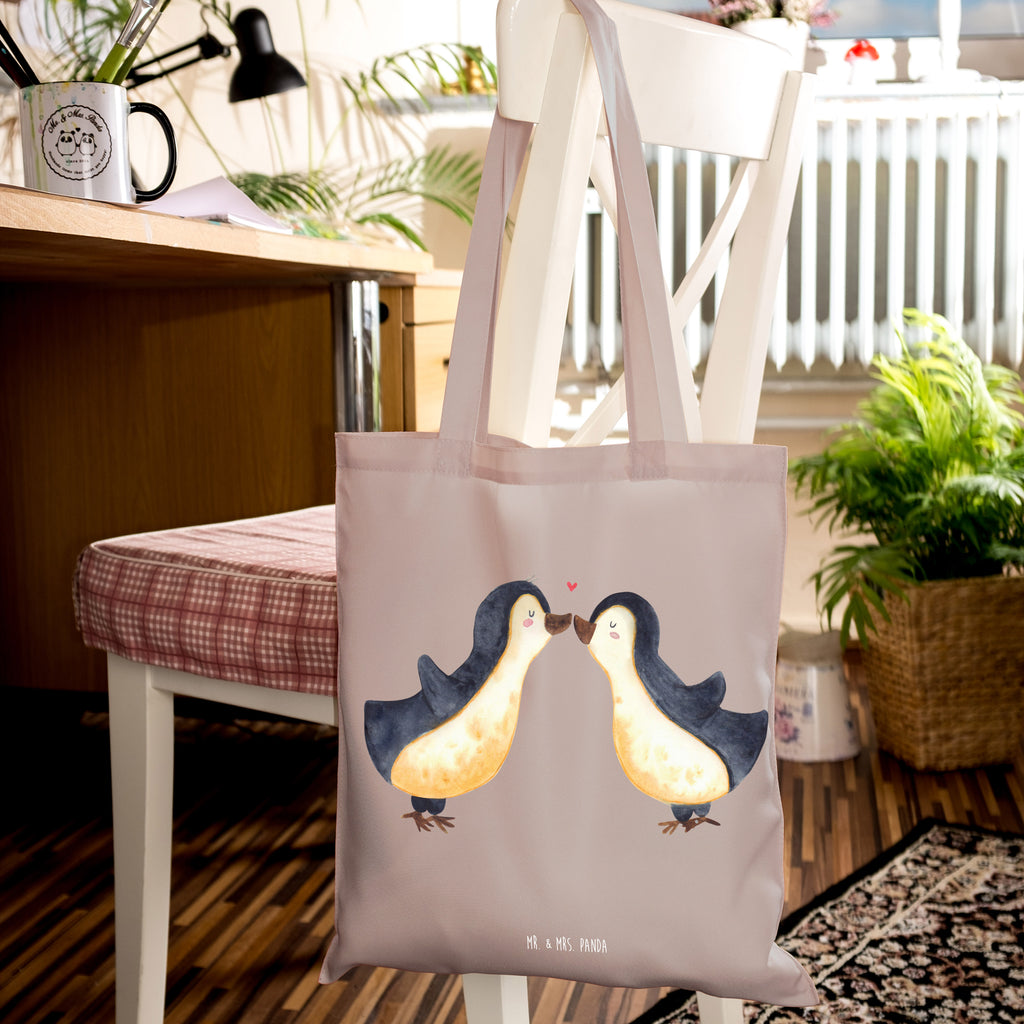 Tragetasche Pinguine Kuss Beuteltasche, Beutel, Einkaufstasche, Jutebeutel, Stoffbeutel, Tasche, Shopper, Umhängetasche, Strandtasche, Schultertasche, Stofftasche, Tragetasche, Badetasche, Jutetasche, Einkaufstüte, Laptoptasche, Liebe, Partner, Freund, Freundin, Ehemann, Ehefrau, Heiraten, Verlobung, Heiratsantrag, Liebesgeschenk, Jahrestag, Hocheitstag, Valentinstag, Geschenk für Frauen, Hochzeitstag, Mitbringsel, Geschenk für Freundin, Geschenk für Partner, Liebesbeweis, für Männer, für Ehemann