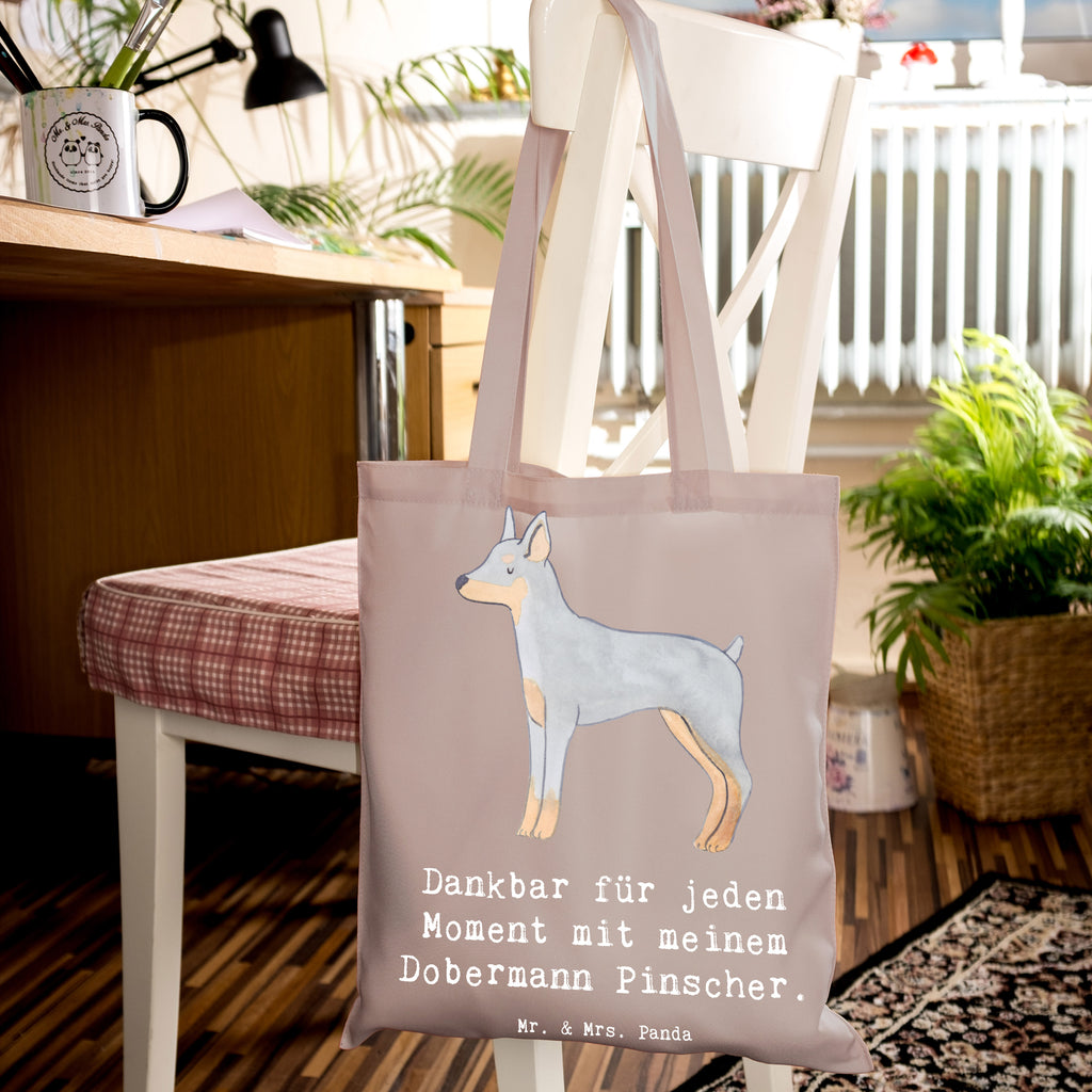 Tragetasche Dobermann Pinscher Moment Beuteltasche, Beutel, Einkaufstasche, Jutebeutel, Stoffbeutel, Tasche, Shopper, Umhängetasche, Strandtasche, Schultertasche, Stofftasche, Tragetasche, Badetasche, Jutetasche, Einkaufstüte, Laptoptasche, Hund, Hunderasse, Rassehund, Hundebesitzer, Geschenk, Tierfreund, Schenken, Welpe, Dobermann Pinscher