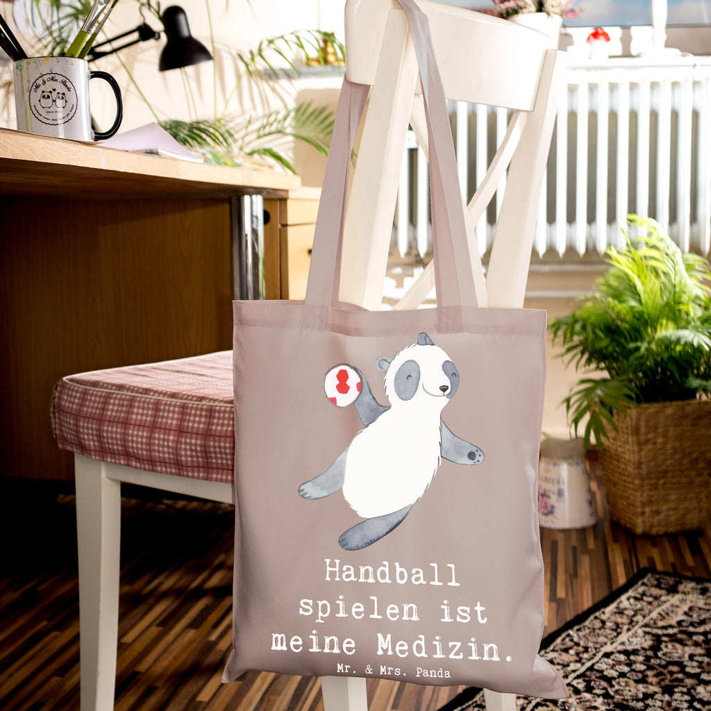 Tragetasche Panda Handball spielen Beuteltasche, Beutel, Einkaufstasche, Jutebeutel, Stoffbeutel, Tasche, Shopper, Umhängetasche, Strandtasche, Schultertasche, Stofftasche, Tragetasche, Badetasche, Jutetasche, Einkaufstüte, Laptoptasche, Geschenk, Sport, Sportart, Hobby, Schenken, Danke, Dankeschön, Auszeichnung, Gewinn, Sportler, Handball spielen, Handball Turnier, Handball Club, Handball Verein