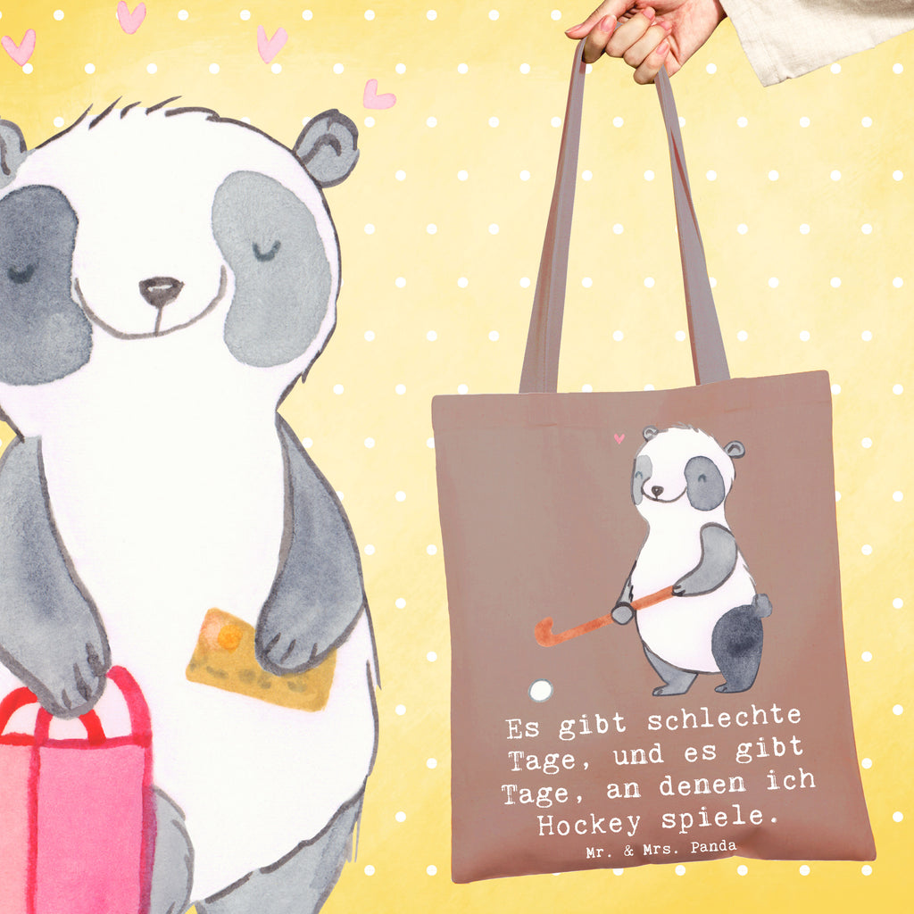 Tragetasche Panda Hockey spielen Beuteltasche, Beutel, Einkaufstasche, Jutebeutel, Stoffbeutel, Tasche, Shopper, Umhängetasche, Strandtasche, Schultertasche, Stofftasche, Tragetasche, Badetasche, Jutetasche, Einkaufstüte, Laptoptasche, Geschenk, Sport, Sportart, Hobby, Schenken, Danke, Dankeschön, Auszeichnung, Gewinn, Sportler, Hockey spielen, Feldhockey, Hockeyschläger, Hockey Verein