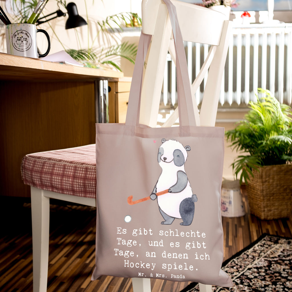 Tragetasche Panda Hockey spielen Beuteltasche, Beutel, Einkaufstasche, Jutebeutel, Stoffbeutel, Tasche, Shopper, Umhängetasche, Strandtasche, Schultertasche, Stofftasche, Tragetasche, Badetasche, Jutetasche, Einkaufstüte, Laptoptasche, Geschenk, Sport, Sportart, Hobby, Schenken, Danke, Dankeschön, Auszeichnung, Gewinn, Sportler, Hockey spielen, Feldhockey, Hockeyschläger, Hockey Verein