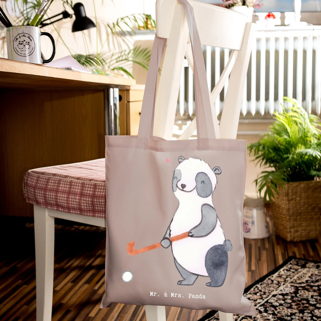 Tragetasche Panda Hockey spielen Beuteltasche, Beutel, Einkaufstasche, Jutebeutel, Stoffbeutel, Tasche, Shopper, Umhängetasche, Strandtasche, Schultertasche, Stofftasche, Tragetasche, Badetasche, Jutetasche, Einkaufstüte, Laptoptasche, Geschenk, Sport, Sportart, Hobby, Schenken, Danke, Dankeschön, Auszeichnung, Gewinn, Sportler, Hockey spielen, Feldhockey, Hockeyschläger, Hockey Verein