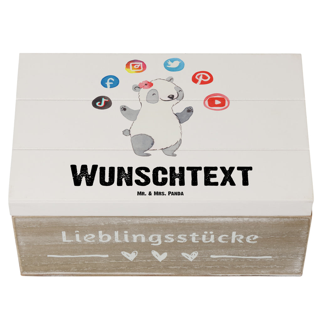 Personalisierte Holzkiste Social Media Managerin Herz Holzkiste mit Namen, Kiste mit Namen, Schatzkiste mit Namen, Truhe mit Namen, Schatulle mit Namen, Erinnerungsbox mit Namen, Erinnerungskiste, mit Namen, Dekokiste mit Namen, Aufbewahrungsbox mit Namen, Holzkiste Personalisiert, Kiste Personalisiert, Schatzkiste Personalisiert, Truhe Personalisiert, Schatulle Personalisiert, Erinnerungsbox Personalisiert, Erinnerungskiste Personalisiert, Dekokiste Personalisiert, Aufbewahrungsbox Personalisiert, Geschenkbox personalisiert, GEschenkdose personalisiert, Beruf, Ausbildung, Jubiläum, Abschied, Rente, Kollege, Kollegin, Geschenk, Schenken, Arbeitskollege, Mitarbeiter, Firma, Danke, Dankeschön