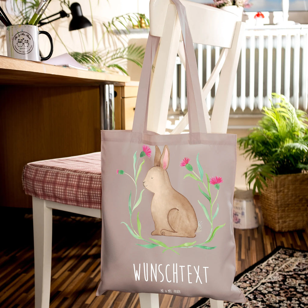 Personalisierte Tragetasche Hase sitzend Personalisierte Beuteltasche, Personalisierter Beutel, Personalisierte Einkaufstasche, Personalisierter Jutebeutel, Personalisierter Stoffbeutel, Tragetasche mit Namen, Einkaufstasche mit Namen, Stoffbeutel mit Namen, Personalisierte Tasche, Personalisierte Jutetasche, Personalisierte Kindergartentasche, Ostern, Osterhase, Ostergeschenke, Osternest, Osterdeko, Geschenke zu Ostern, Ostern Geschenk, Ostergeschenke Kinder, Ostern Kinder, Frohe Ostern, Ostergrüße, Osterblume, Liebe, Grüße, Hase, Kaninchen