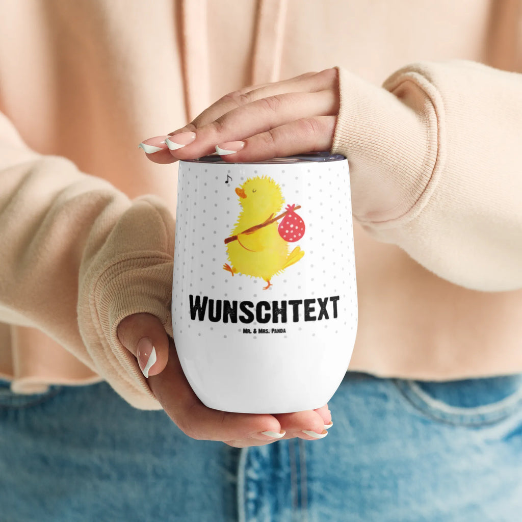 Personalisierter Weinbecher Küken Wanderer Personalisierter Weinbecher, Personalisierter Glühwein Becher, Heißgetränke, Personalisierter Trinkbecher, Personalisierter Weinkelch, Personalisiertes Weingläser, hochwertiger Weinbecher, Weinbecher Reisen, Weinbecher unterwegs, Personalisertes Sommerglas, mit Namen, Wunschtext, Personalisierung, selbst bedrucken, Personalisiertes Weinglas, Ostern, Osterhase, Ostergeschenke, Osternest, Osterdeko, Geschenke zu Ostern, Ostern Geschenk, Ostergeschenke Kinder, Ostern Kinder, Küken, Osterei, Ostereier, Ei, Frühlingsgefühle, Freude, Grüße, liebe Grüße, Frohe Ostern, Ostergrüße, Flausen, Wunder, Reisen, Weltenbummler, Zeit, Zeitmanagement, Backpacker