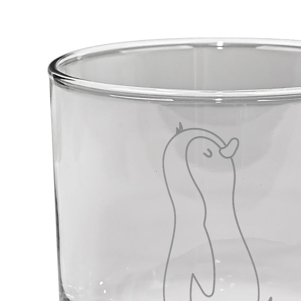 Whiskey Glas Pinguin marschierend Whiskeylgas, Whiskey Glas, Whiskey Glas mit Gravur, Whiskeyglas mit Spruch, Whiskey Glas mit Sprüchen, Whiskygläser, Whisky Gläser, Whiskey Tumbler, Whiskyglas mit Gravur, Gravur Whiskyglas, Edle Whiskygläser, Pinguin, Pinguine, Frühaufsteher, Langschläfer, Bruder, Schwester, Familie