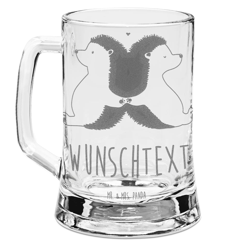 Personalisierter Gravur Bierkrug Igel händchenhaltend Personalisierter Bierkrug, Personalisierter Bier Krug, Personalisiertes Bierkrug Glas, Bierkrug mit Namen, Bier Krug mit Namen, Bierkrug Glas mit Namen, Vatertag, Wunschtext, Wunschname, Personalisierbar, Selbst gestalten, Liebe, Partner, Freund, Freundin, Ehemann, Ehefrau, Heiraten, Verlobung, Heiratsantrag, Liebesgeschenk, Jahrestag, Hocheitstag, Igel, Igelliebe, Hand in Hand, Liebesbeweis, große Liebe, Liebesbotschaft, Hochzeit, Lieblingsmensch, Gemeinsamkeit, Love, Geschenk für zwei