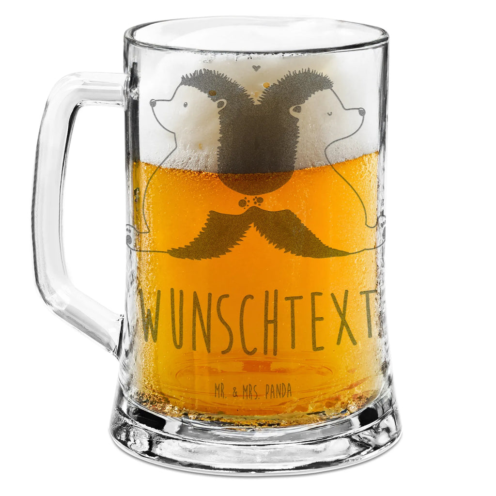 Personalisierter Gravur Bierkrug Igel händchenhaltend Personalisierter Bierkrug, Personalisierter Bier Krug, Personalisiertes Bierkrug Glas, Bierkrug mit Namen, Bier Krug mit Namen, Bierkrug Glas mit Namen, Vatertag, Wunschtext, Wunschname, Personalisierbar, Selbst gestalten, Liebe, Partner, Freund, Freundin, Ehemann, Ehefrau, Heiraten, Verlobung, Heiratsantrag, Liebesgeschenk, Jahrestag, Hocheitstag, Igel, Igelliebe, Hand in Hand, Liebesbeweis, große Liebe, Liebesbotschaft, Hochzeit, Lieblingsmensch, Gemeinsamkeit, Love, Geschenk für zwei