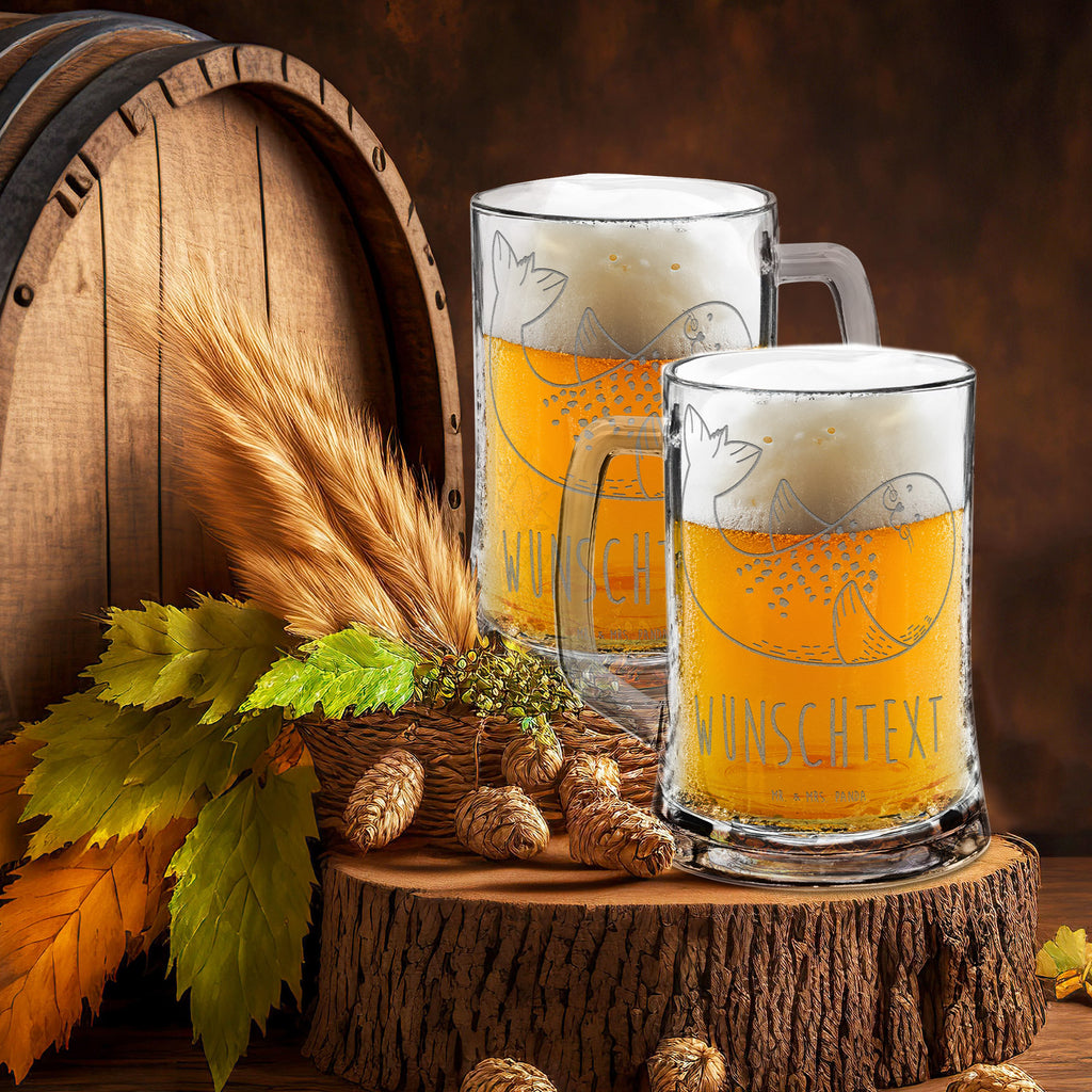 Personalisierter Gravur Bierkrug Robbe Liegen Personalisierter Bierkrug, Personalisierter Bier Krug, Personalisiertes Bierkrug Glas, Bierkrug mit Namen, Bier Krug mit Namen, Bierkrug Glas mit Namen, Vatertag, Wunschtext, Wunschname, Personalisierbar, Selbst gestalten, Tiermotive, Gute Laune, lustige Sprüche, Tiere, Robbe, Robben, Seehund, Strand, Meerestier, Ostsee, Nordsee, Lachen, Freude