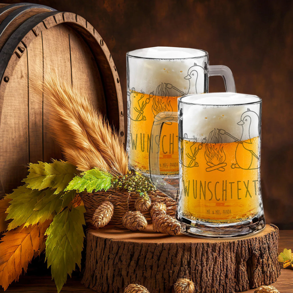 Personalisierter Gravur Bierkrug Pinguin Lagerfeuer Personalisierter Bierkrug, Personalisierter Bier Krug, Personalisiertes Bierkrug Glas, Bierkrug mit Namen, Bier Krug mit Namen, Bierkrug Glas mit Namen, Vatertag, Wunschtext, Wunschname, Personalisierbar, Selbst gestalten, Pinguin, Maus, Pinguine, Lagerfeuer, Leben, Arbeit, Job, Motivation, Büro, Büroalltag, Lebensspruch, Lebensmotivation, Neustart, Liebe, grillen, Feuer, Marshmallows