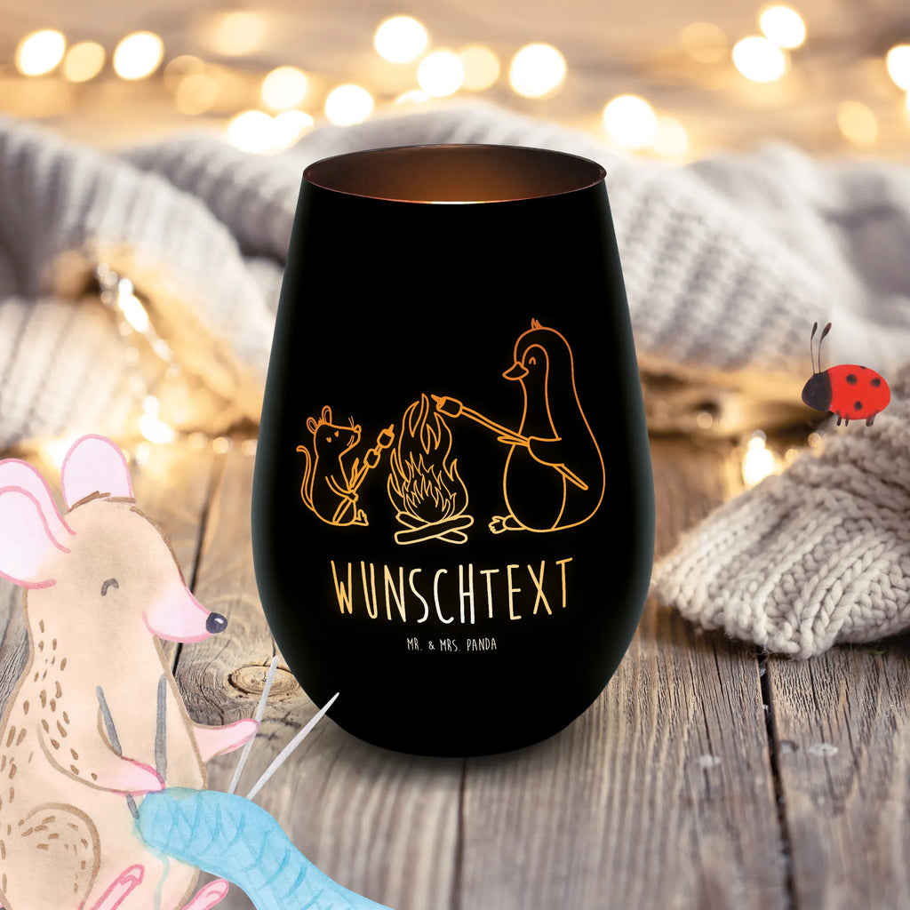 Gold Windlicht Personalisiert Pinguin Lagerfeuer Personalisiertes Windlicht, Personalisiertes Teelicht, Personalisiertes Graviertes Windlicht, Personalisiertes Windlicht Gravur, Personalisierte Kerze, Personalisiertes Windlicht aus Glas, Personalisiertes Teelicht aus Glas, Personalisiertes Windlicht mit Namen, Teelicht mit Namen, Graviertes Windlicht mit Namen, Windlicht Gravur mit Namen, Kerze mit Namen, Windlicht aus Glas mit Namen, Teelicht aus Glas mit Namen, Wunschtext, Personalisierbar, Selbst gestalten, Pinguin, Maus, Pinguine, Lagerfeuer, Leben, Arbeit, Job, Motivation, Büro, Büroalltag, Lebensspruch, Lebensmotivation, Neustart, Liebe, grillen, Feuer, Marshmallows