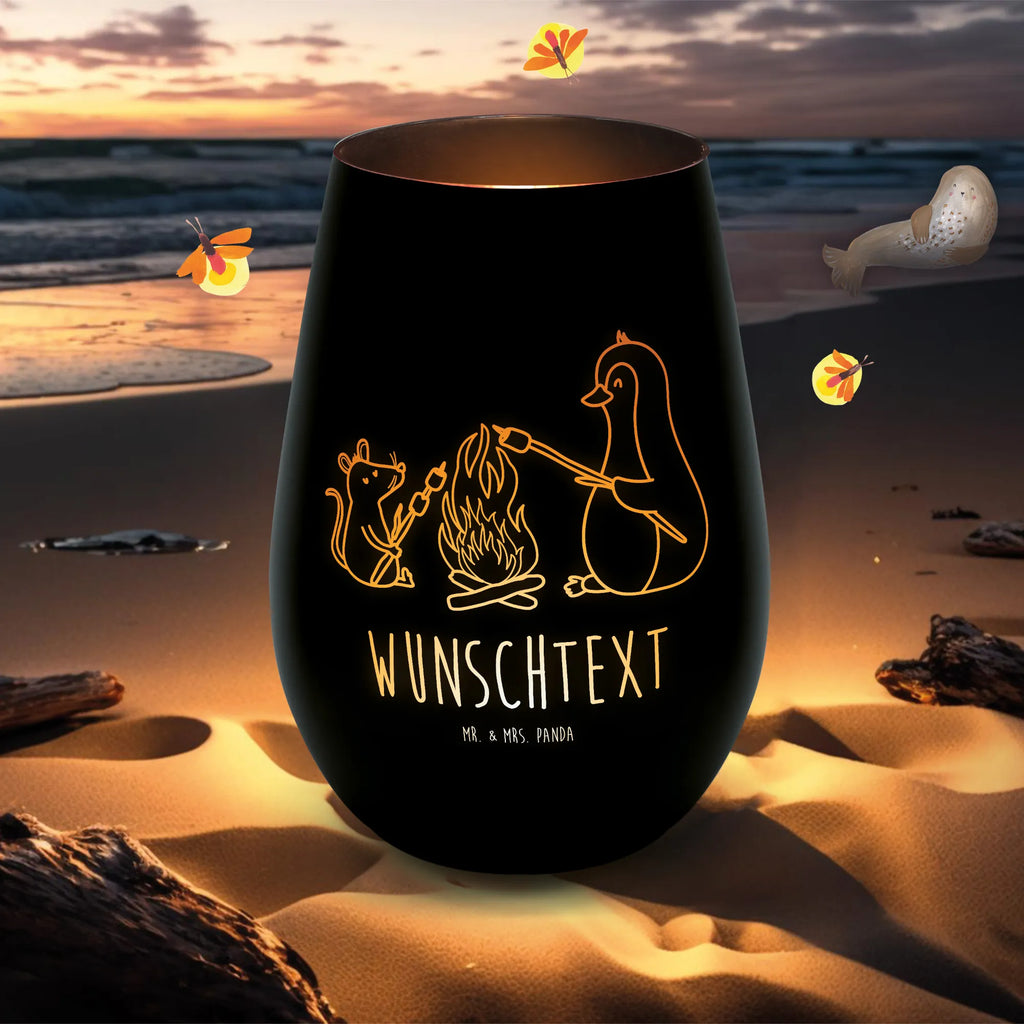 Gold Windlicht Personalisiert Pinguin Lagerfeuer Personalisiertes Windlicht, Personalisiertes Teelicht, Personalisiertes Graviertes Windlicht, Personalisiertes Windlicht Gravur, Personalisierte Kerze, Personalisiertes Windlicht aus Glas, Personalisiertes Teelicht aus Glas, Personalisiertes Windlicht mit Namen, Teelicht mit Namen, Graviertes Windlicht mit Namen, Windlicht Gravur mit Namen, Kerze mit Namen, Windlicht aus Glas mit Namen, Teelicht aus Glas mit Namen, Wunschtext, Personalisierbar, Selbst gestalten, Pinguin, Maus, Pinguine, Lagerfeuer, Leben, Arbeit, Job, Motivation, Büro, Büroalltag, Lebensspruch, Lebensmotivation, Neustart, Liebe, grillen, Feuer, Marshmallows