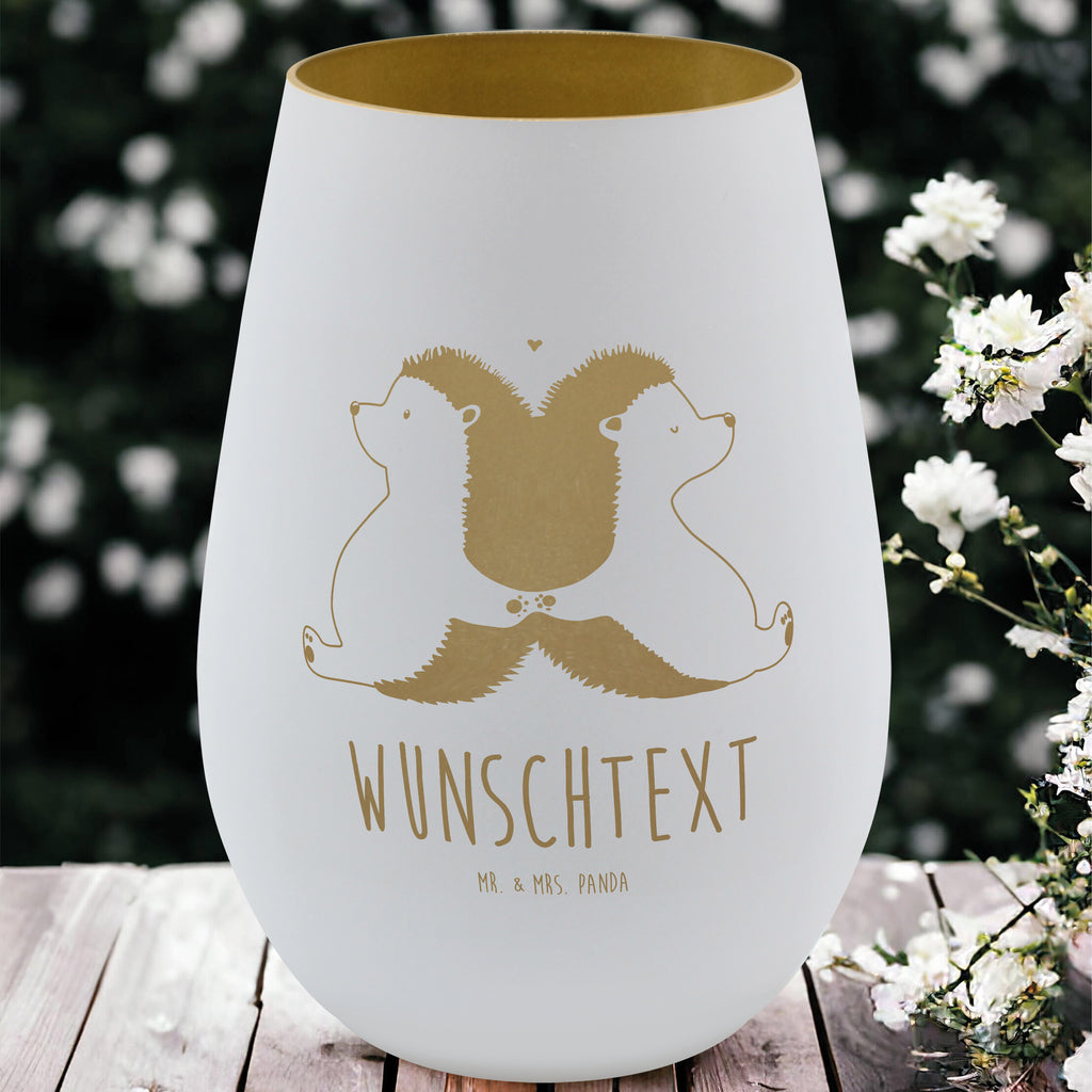 Gold Windlicht Personalisiert Igel händchenhaltend Personalisiertes Windlicht, Personalisiertes Teelicht, Personalisiertes Graviertes Windlicht, Personalisiertes Windlicht Gravur, Personalisierte Kerze, Personalisiertes Windlicht aus Glas, Personalisiertes Teelicht aus Glas, Personalisiertes Windlicht mit Namen, Teelicht mit Namen, Graviertes Windlicht mit Namen, Windlicht Gravur mit Namen, Kerze mit Namen, Windlicht aus Glas mit Namen, Teelicht aus Glas mit Namen, Wunschtext, Personalisierbar, Selbst gestalten, Liebe, Partner, Freund, Freundin, Ehemann, Ehefrau, Heiraten, Verlobung, Heiratsantrag, Liebesgeschenk, Jahrestag, Hocheitstag, Igel, Igelliebe, Hand in Hand, Liebesbeweis, große Liebe, Liebesbotschaft, Hochzeit, Lieblingsmensch, Gemeinsamkeit, Love, Geschenk für zwei