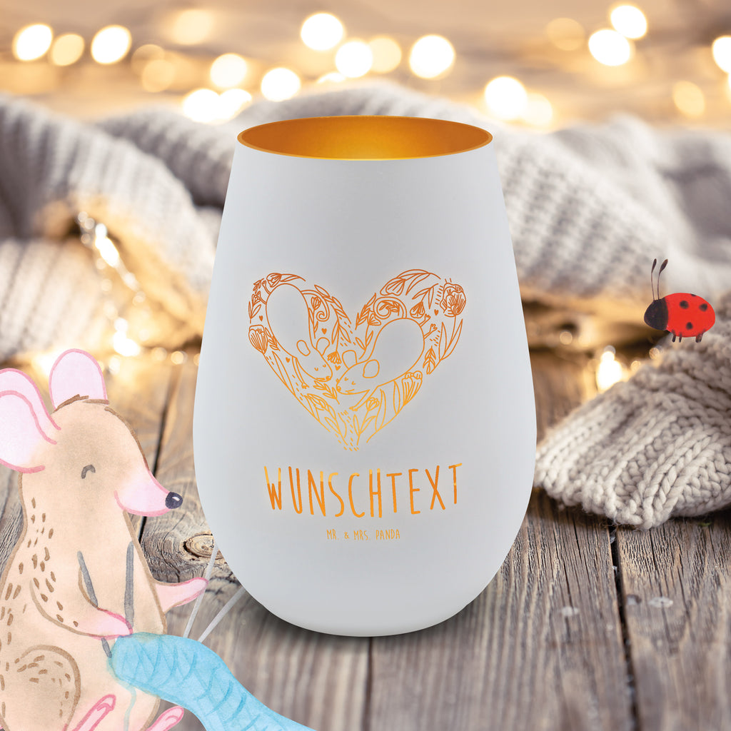 Gold Windlicht Personalisiert Mäuse Herz Personalisiertes Windlicht, Personalisiertes Teelicht, Personalisiertes Graviertes Windlicht, Personalisiertes Windlicht Gravur, Personalisierte Kerze, Personalisiertes Windlicht aus Glas, Personalisiertes Teelicht aus Glas, Personalisiertes Windlicht mit Namen, Teelicht mit Namen, Graviertes Windlicht mit Namen, Windlicht Gravur mit Namen, Kerze mit Namen, Windlicht aus Glas mit Namen, Teelicht aus Glas mit Namen, Wunschtext, Personalisierbar, Selbst gestalten, Liebe, Partner, Freund, Freundin, Ehemann, Ehefrau, Heiraten, Verlobung, Heiratsantrag, Liebesgeschenk, Jahrestag, Hocheitstag, Maus, Mäuse, Liebesbotschaft, Liebesbeweis, Hochzeit, Lieblingsmensch, Gemeinsamkeit, Love, Geschenk für zwei