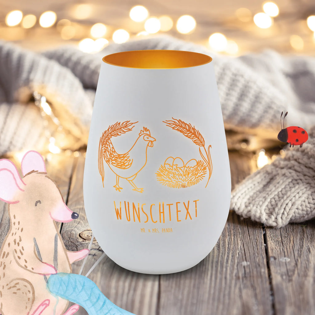 Gold Windlicht Personalisiert Huhn Stolz Personalisiertes Windlicht, Personalisiertes Teelicht, Personalisiertes Graviertes Windlicht, Personalisiertes Windlicht Gravur, Personalisierte Kerze, Personalisiertes Windlicht aus Glas, Personalisiertes Teelicht aus Glas, Personalisiertes Windlicht mit Namen, Teelicht mit Namen, Graviertes Windlicht mit Namen, Windlicht Gravur mit Namen, Kerze mit Namen, Windlicht aus Glas mit Namen, Teelicht aus Glas mit Namen, Wunschtext, Personalisierbar, Selbst gestalten, Bauernhof, Hoftiere, Landwirt, Landwirtin, Hahn, Henne, Hühner, Eier, Hof, Landleben, Motivation, Geburt, Magie, Spruch, Schwangerschaft