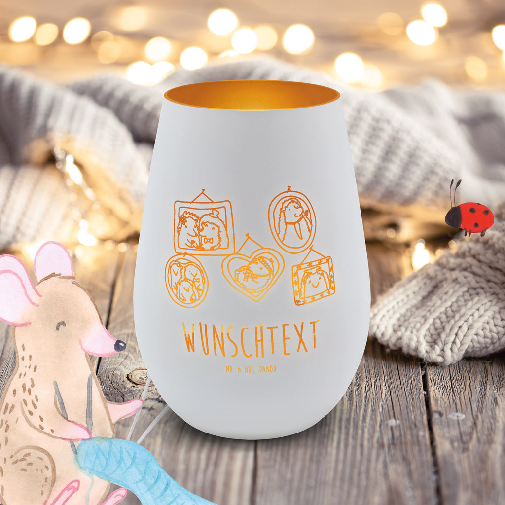 Gold Windlicht Personalisiert Igel Familie Personalisiertes Windlicht, Personalisiertes Teelicht, Personalisiertes Graviertes Windlicht, Personalisiertes Windlicht Gravur, Personalisierte Kerze, Personalisiertes Windlicht aus Glas, Personalisiertes Teelicht aus Glas, Personalisiertes Windlicht mit Namen, Teelicht mit Namen, Graviertes Windlicht mit Namen, Windlicht Gravur mit Namen, Kerze mit Namen, Windlicht aus Glas mit Namen, Teelicht aus Glas mit Namen, Wunschtext, Personalisierbar, Selbst gestalten, Familie, Vatertag, Muttertag, Bruder, Schwester, Mama, Papa, Oma, Opa, Liebe, Igel, Bilder, Zusammenhalt, Glück