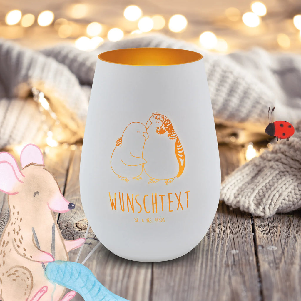 Gold Windlicht Personalisiert Wellensittich Liebe Personalisiertes Windlicht, Personalisiertes Teelicht, Personalisiertes Graviertes Windlicht, Personalisiertes Windlicht Gravur, Personalisierte Kerze, Personalisiertes Windlicht aus Glas, Personalisiertes Teelicht aus Glas, Personalisiertes Windlicht mit Namen, Teelicht mit Namen, Graviertes Windlicht mit Namen, Windlicht Gravur mit Namen, Kerze mit Namen, Windlicht aus Glas mit Namen, Teelicht aus Glas mit Namen, Wunschtext, Personalisierbar, Selbst gestalten, Liebe, Partner, Freund, Freundin, Ehemann, Ehefrau, Heiraten, Verlobung, Heiratsantrag, Liebesgeschenk, Jahrestag, Hocheitstag, Vögel, Wellensittich, Nähe, Kuscheln, Vertrauen