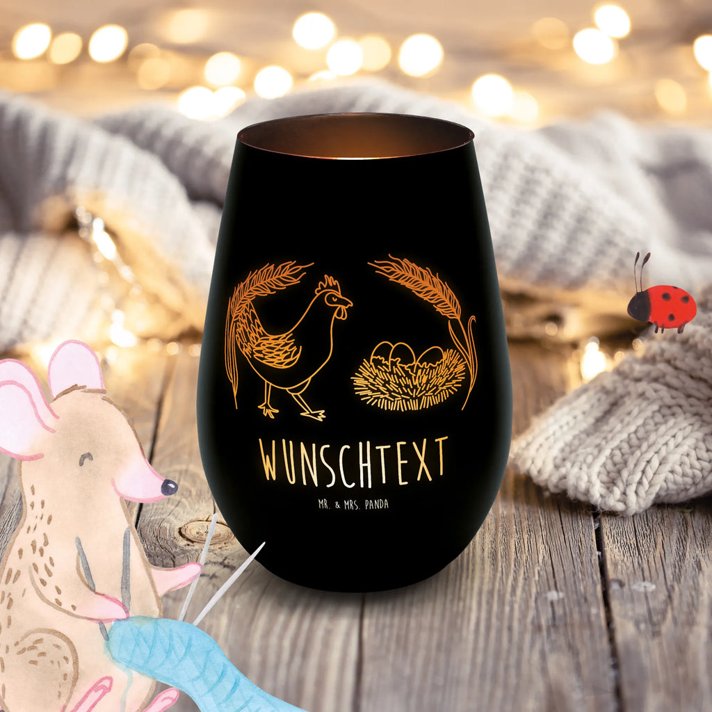 Gold Windlicht Personalisiert Huhn Stolz Personalisiertes Windlicht, Personalisiertes Teelicht, Personalisiertes Graviertes Windlicht, Personalisiertes Windlicht Gravur, Personalisierte Kerze, Personalisiertes Windlicht aus Glas, Personalisiertes Teelicht aus Glas, Personalisiertes Windlicht mit Namen, Teelicht mit Namen, Graviertes Windlicht mit Namen, Windlicht Gravur mit Namen, Kerze mit Namen, Windlicht aus Glas mit Namen, Teelicht aus Glas mit Namen, Wunschtext, Personalisierbar, Selbst gestalten, Bauernhof, Hoftiere, Landwirt, Landwirtin, Hahn, Henne, Hühner, Eier, Hof, Landleben, Motivation, Geburt, Magie, Spruch, Schwangerschaft