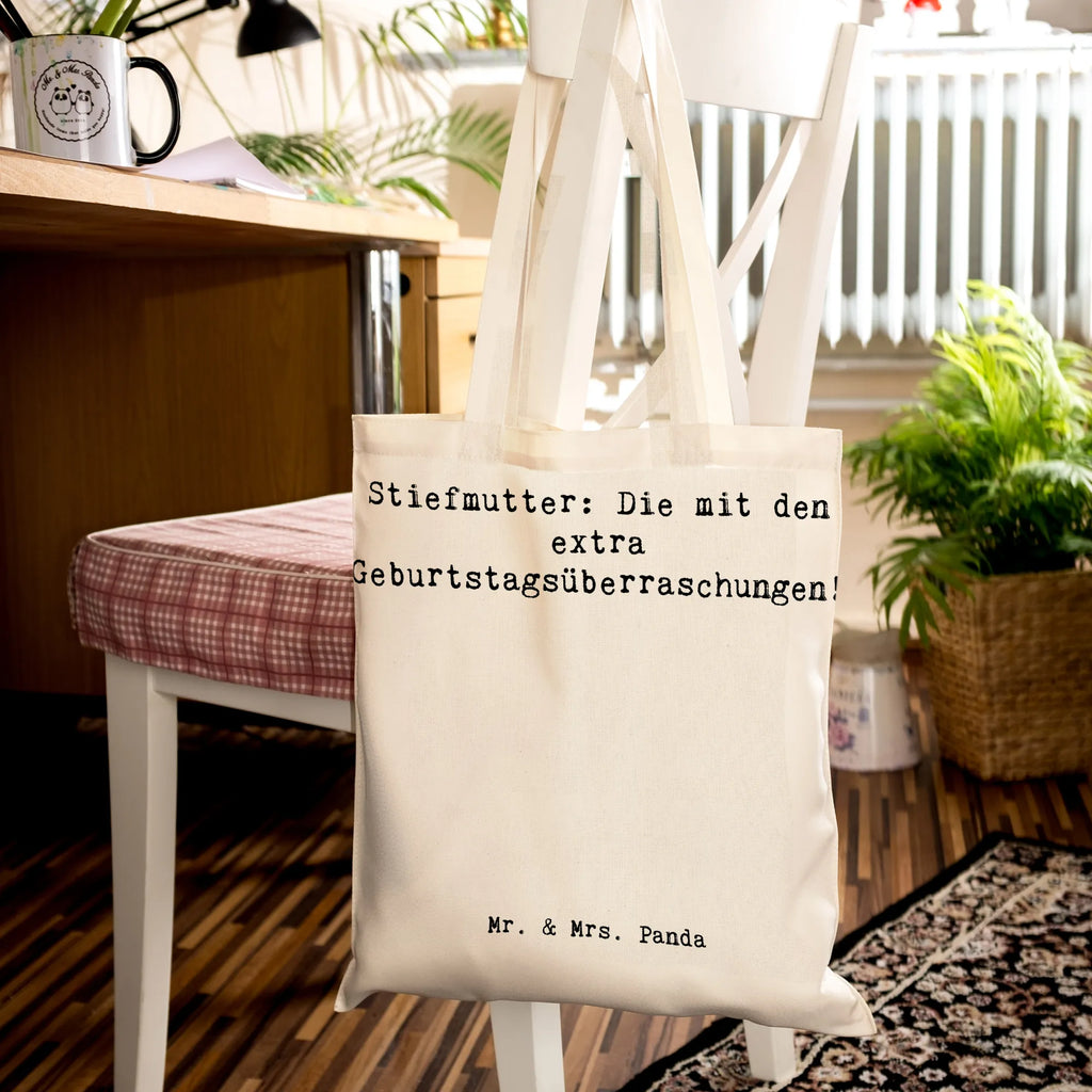 Tragetasche Spruch Stiefmutter Überraschungen Beuteltasche, Beutel, Einkaufstasche, Jutebeutel, Stoffbeutel, Tasche, Shopper, Umhängetasche, Strandtasche, Schultertasche, Stofftasche, Tragetasche, Badetasche, Jutetasche, Einkaufstüte, Laptoptasche, Familie, Vatertag, Muttertag, Bruder, Schwester, Mama, Papa, Oma, Opa