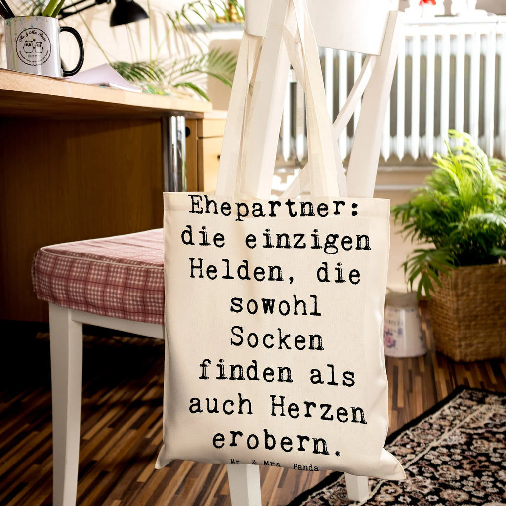 Tragetasche Spruch Ehepartner Helden Beuteltasche, Beutel, Einkaufstasche, Jutebeutel, Stoffbeutel, Tasche, Shopper, Umhängetasche, Strandtasche, Schultertasche, Stofftasche, Tragetasche, Badetasche, Jutetasche, Einkaufstüte, Laptoptasche, Familie, Vatertag, Muttertag, Bruder, Schwester, Mama, Papa, Oma, Opa