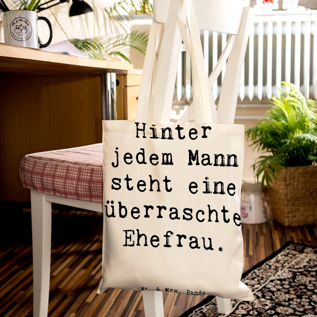 Tragetasche Spruch Überraschte Ehefrau Beuteltasche, Beutel, Einkaufstasche, Jutebeutel, Stoffbeutel, Tasche, Shopper, Umhängetasche, Strandtasche, Schultertasche, Stofftasche, Tragetasche, Badetasche, Jutetasche, Einkaufstüte, Laptoptasche, Familie, Vatertag, Muttertag, Bruder, Schwester, Mama, Papa, Oma, Opa