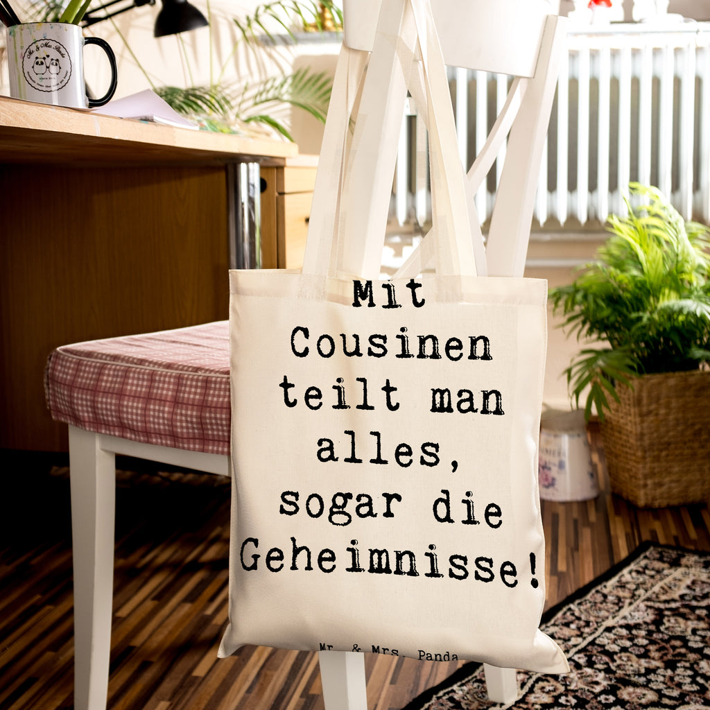 Tragetasche Spruch Cousine Geheimnisse Beuteltasche, Beutel, Einkaufstasche, Jutebeutel, Stoffbeutel, Tasche, Shopper, Umhängetasche, Strandtasche, Schultertasche, Stofftasche, Tragetasche, Badetasche, Jutetasche, Einkaufstüte, Laptoptasche, Familie, Vatertag, Muttertag, Bruder, Schwester, Mama, Papa, Oma, Opa