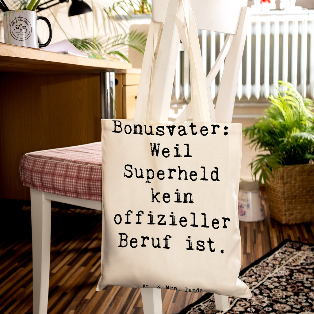 Tragetasche Spruch Bonusvater Superheld Beuteltasche, Beutel, Einkaufstasche, Jutebeutel, Stoffbeutel, Tasche, Shopper, Umhängetasche, Strandtasche, Schultertasche, Stofftasche, Tragetasche, Badetasche, Jutetasche, Einkaufstüte, Laptoptasche, Familie, Vatertag, Muttertag, Bruder, Schwester, Mama, Papa, Oma, Opa