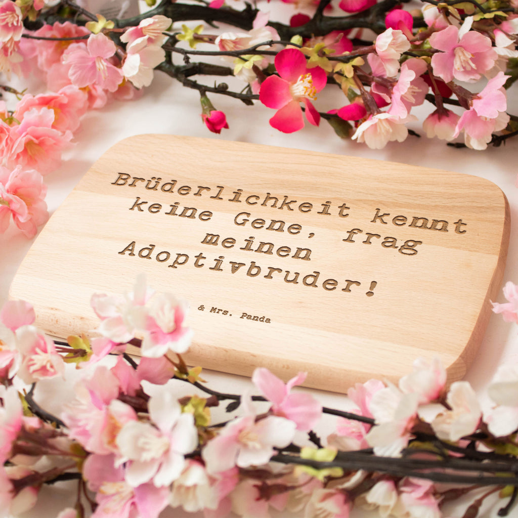 Frühstücksbrett Brüderlichkeit kennt keine Gene, frag meinen Adoptivbruder! Frühstücksbrett, Holzbrett, Schneidebrett, Schneidebrett Holz, Frühstücksbrettchen, Küchenbrett, Familie, Vatertag, Muttertag, Bruder, Schwester, Mama, Papa, Oma, Opa