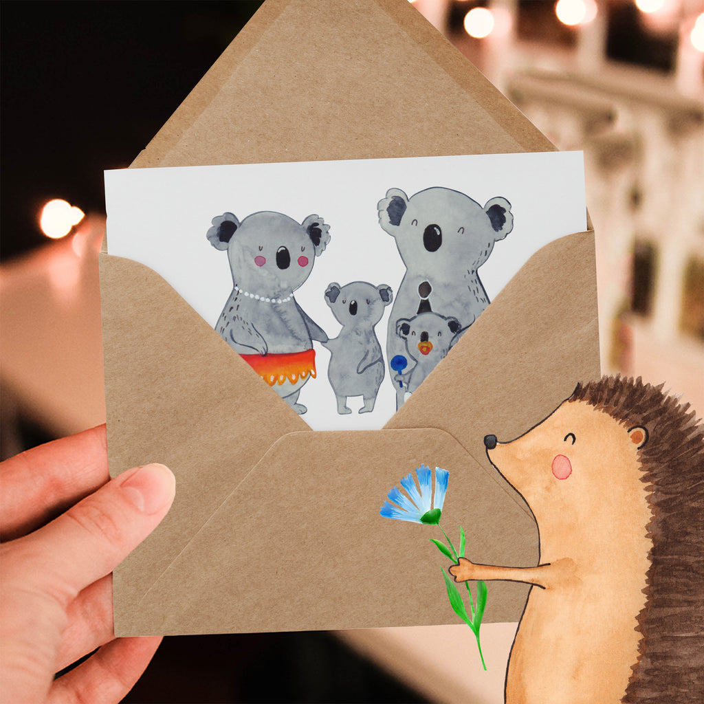 Deluxe Karte Koala Familie Karte, Grußkarte, Klappkarte, Einladungskarte, Glückwunschkarte, Hochzeitskarte, Geburtstagskarte, Hochwertige Grußkarte, Hochwertige Klappkarte, Familie, Vatertag, Muttertag, Bruder, Schwester, Mama, Papa, Oma, Opa, Koala, Koalas, Family, Kinder, Geschwister, Familienleben