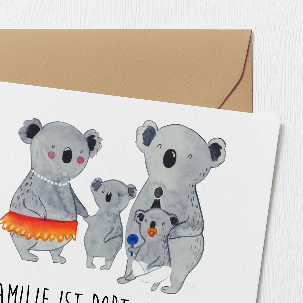 Deluxe Karte Koala Familie Karte, Grußkarte, Klappkarte, Einladungskarte, Glückwunschkarte, Hochzeitskarte, Geburtstagskarte, Hochwertige Grußkarte, Hochwertige Klappkarte, Familie, Vatertag, Muttertag, Bruder, Schwester, Mama, Papa, Oma, Opa, Koala, Koalas, Family, Kinder, Geschwister, Familienleben