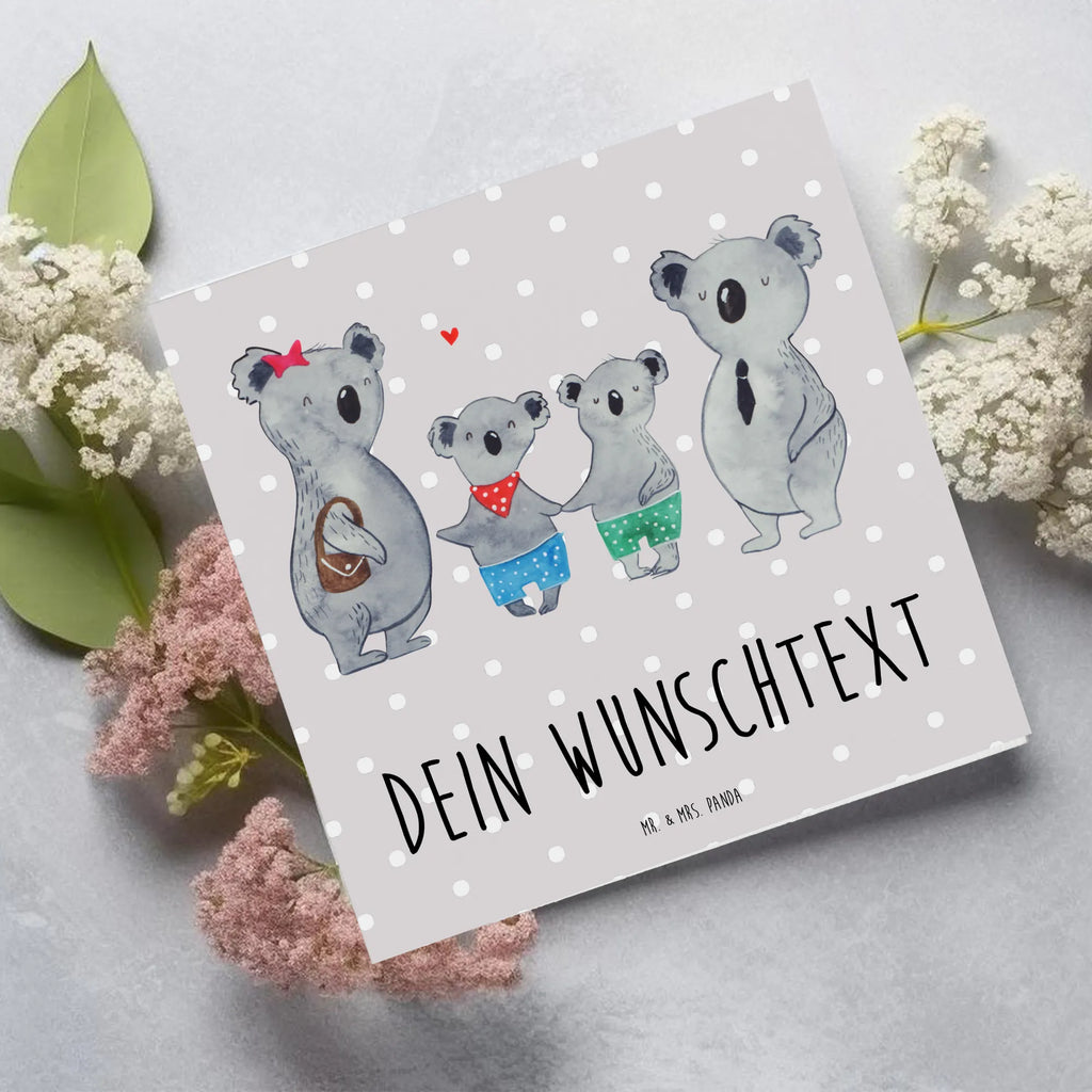 Personalisierte Deluxe Karte Koala Familie zwei Personalisierte Grußkarte, Personalisiertere Klappkarte, Personalisierte Einladungskarte, Personalisierte Glückwunschkarte, Personalisierte Hochzeitskarte, Personalisierte Geburtstagskarte, Grußkarte mit Namen, Grußkarte selber drucken, Grußkarte selbst gestalten, Grußkarte mit persönlichen Nachrichten, Grußkarte als Geldgeschenk, Grußkarten personalisiert, Personalisierte Karte, Familie, Vatertag, Muttertag, Bruder, Schwester, Mama, Papa, Oma, Opa, Koala, Koalabär, beste Familie, Familienzeit, Familienleben, Koalafamilie, Lieblingsfamilie