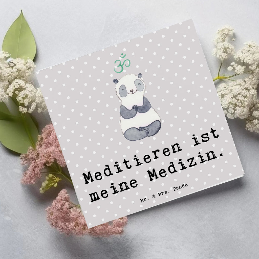 Deluxe Karte Panda Meditieren Karte, Grußkarte, Klappkarte, Einladungskarte, Glückwunschkarte, Hochzeitskarte, Geburtstagskarte, Hochwertige Grußkarte, Hochwertige Klappkarte, Geschenk, Sport, Sportart, Hobby, Schenken, Danke, Dankeschön, Auszeichnung, Gewinn, Sportler, Meditieren, Meditation, Meditationskurs