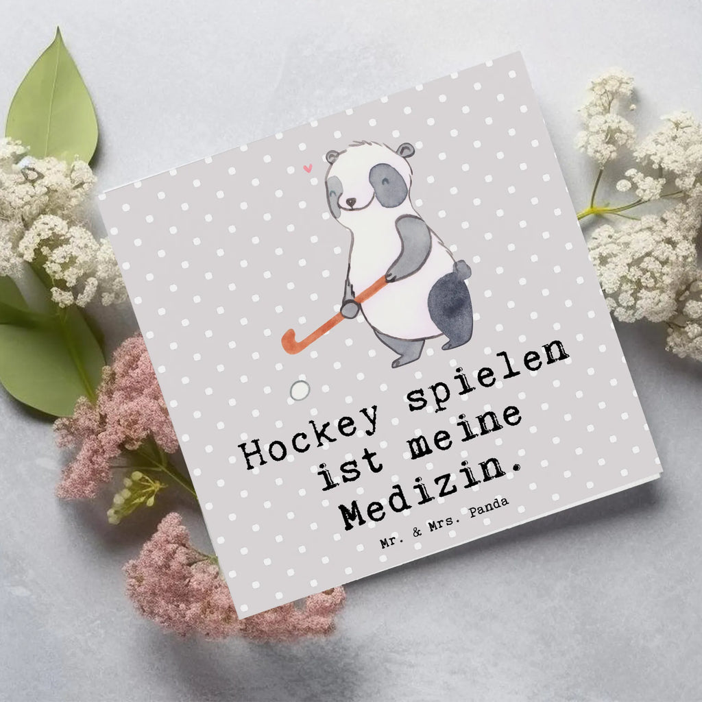 Deluxe Karte Panda Hockey spielen Karte, Grußkarte, Klappkarte, Einladungskarte, Glückwunschkarte, Hochzeitskarte, Geburtstagskarte, Hochwertige Grußkarte, Hochwertige Klappkarte, Geschenk, Sport, Sportart, Hobby, Schenken, Danke, Dankeschön, Auszeichnung, Gewinn, Sportler, Hockey spielen, Feldhockey, Hockeyschläger, Hockey Verein