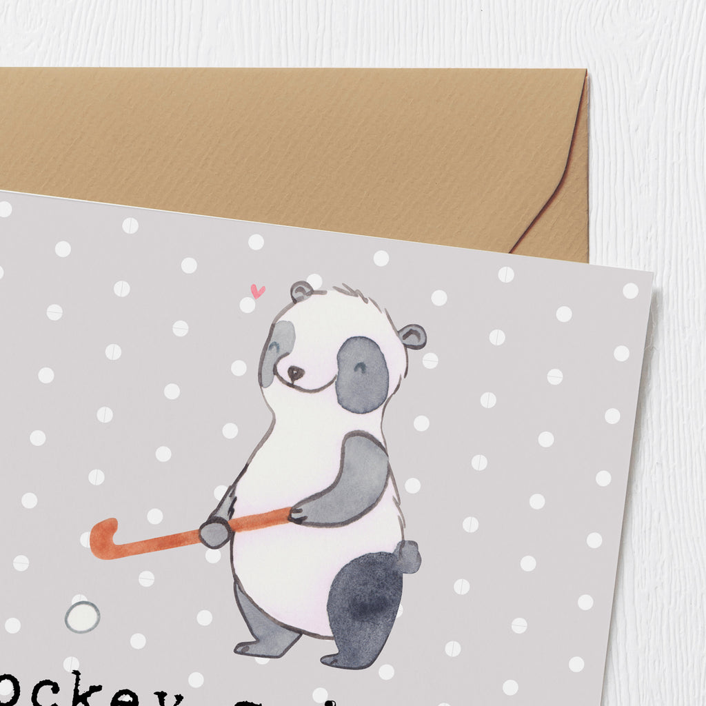 Deluxe Karte Panda Hockey spielen Karte, Grußkarte, Klappkarte, Einladungskarte, Glückwunschkarte, Hochzeitskarte, Geburtstagskarte, Hochwertige Grußkarte, Hochwertige Klappkarte, Geschenk, Sport, Sportart, Hobby, Schenken, Danke, Dankeschön, Auszeichnung, Gewinn, Sportler, Hockey spielen, Feldhockey, Hockeyschläger, Hockey Verein