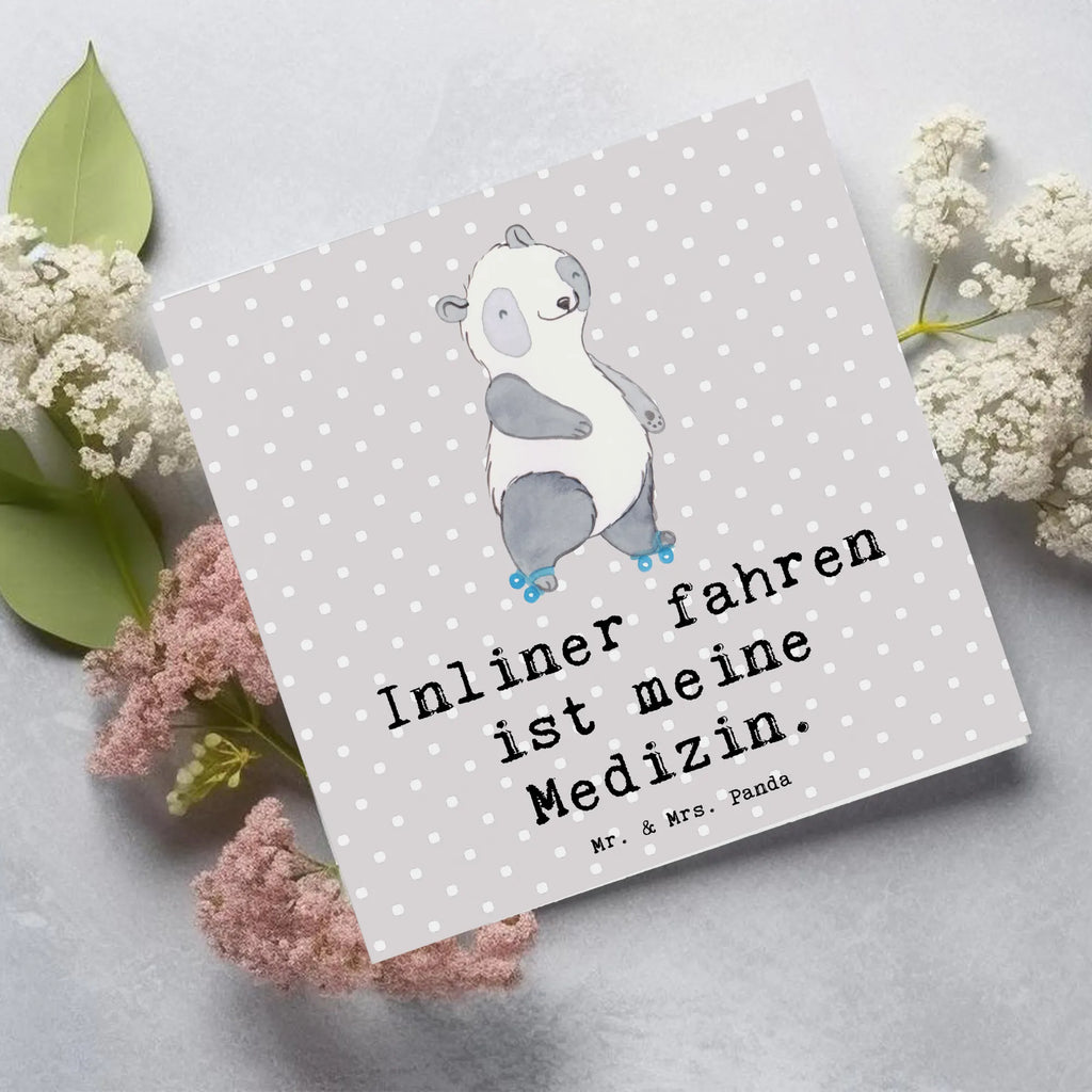 Deluxe Karte Panda Inliner fahren Karte, Grußkarte, Klappkarte, Einladungskarte, Glückwunschkarte, Hochzeitskarte, Geburtstagskarte, Hochwertige Grußkarte, Hochwertige Klappkarte, Geschenk, Sport, Sportart, Hobby, Schenken, Danke, Dankeschön, Auszeichnung, Gewinn, Sportler, Inliner fahren, Rollschuh fahren, Rollerblades, inlinern