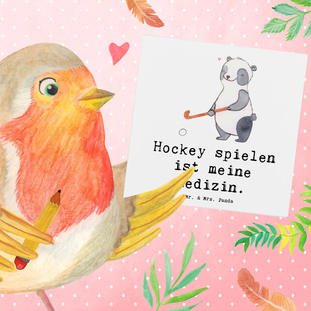 Deluxe Karte Panda Hockey spielen Karte, Grußkarte, Klappkarte, Einladungskarte, Glückwunschkarte, Hochzeitskarte, Geburtstagskarte, Hochwertige Grußkarte, Hochwertige Klappkarte, Geschenk, Sport, Sportart, Hobby, Schenken, Danke, Dankeschön, Auszeichnung, Gewinn, Sportler, Hockey spielen, Feldhockey, Hockeyschläger, Hockey Verein