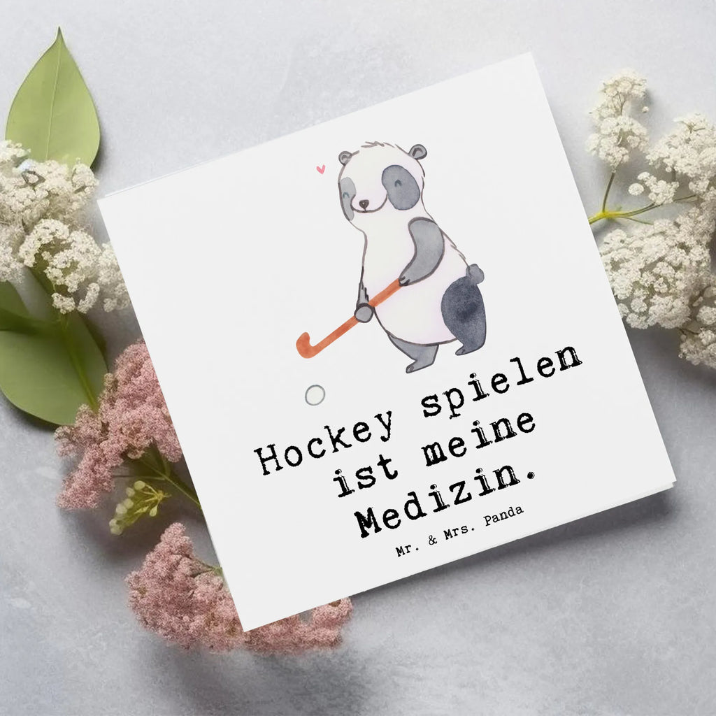 Deluxe Karte Panda Hockey spielen Karte, Grußkarte, Klappkarte, Einladungskarte, Glückwunschkarte, Hochzeitskarte, Geburtstagskarte, Hochwertige Grußkarte, Hochwertige Klappkarte, Geschenk, Sport, Sportart, Hobby, Schenken, Danke, Dankeschön, Auszeichnung, Gewinn, Sportler, Hockey spielen, Feldhockey, Hockeyschläger, Hockey Verein