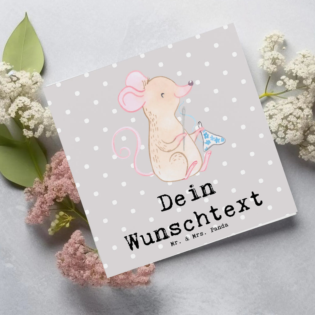 Personalisierte Deluxe Karte Maus Nähen Personalisierte Grußkarte, Personalisiertere Klappkarte, Personalisierte Einladungskarte, Personalisierte Glückwunschkarte, Personalisierte Hochzeitskarte, Personalisierte Geburtstagskarte, Grußkarte mit Namen, Grußkarte selber drucken, Grußkarte selbst gestalten, Grußkarte mit persönlichen Nachrichten, Grußkarte als Geldgeschenk, Grußkarten personalisiert, Personalisierte Karte, Geschenk, Sport, Sportart, Hobby, Schenken, Danke, Dankeschön, Auszeichnung, Gewinn, Sportler, Nähen, kreatives Hobby, Nähkurs, Nähmaschine, DIY