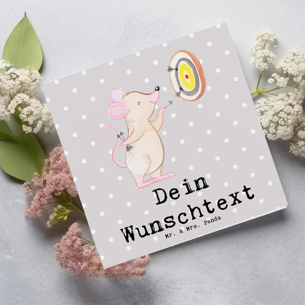 Personalisierte Deluxe Karte Maus Dart spielen Personalisierte Grußkarte, Personalisiertere Klappkarte, Personalisierte Einladungskarte, Personalisierte Glückwunschkarte, Personalisierte Hochzeitskarte, Personalisierte Geburtstagskarte, Grußkarte mit Namen, Grußkarte selber drucken, Grußkarte selbst gestalten, Grußkarte mit persönlichen Nachrichten, Grußkarte als Geldgeschenk, Grußkarten personalisiert, Personalisierte Karte, Geschenk, Sport, Sportart, Hobby, Schenken, Danke, Dankeschön, Auszeichnung, Gewinn, Sportler, Dart spielen, Darten, Darts, Dart Turnier