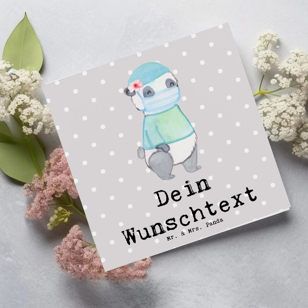 Personalisierte Deluxe Karte Chirurgin Herz Personalisierte Grußkarte, Personalisiertere Klappkarte, Personalisierte Einladungskarte, Personalisierte Glückwunschkarte, Personalisierte Hochzeitskarte, Personalisierte Geburtstagskarte, Grußkarte mit Namen, Grußkarte selber drucken, Grußkarte selbst gestalten, Grußkarte mit persönlichen Nachrichten, Grußkarte als Geldgeschenk, Grußkarten personalisiert, Personalisierte Karte, Beruf, Ausbildung, Jubiläum, Abschied, Rente, Kollege, Kollegin, Geschenk, Schenken, Arbeitskollege, Mitarbeiter, Firma, Danke, Dankeschön, Chirurgin, Unfallchirurgini, Notfallchirurgin, Krankenhaus, Ärztin, Medizinerin