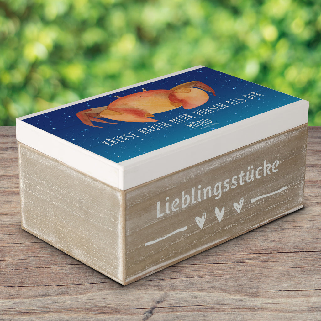 Holzkiste Krebse haben mehr Phasen als der Mond. Holzkiste, Kiste, Schatzkiste, Truhe, Schatulle, XXL, Erinnerungsbox, Erinnerungskiste, Dekokiste, Aufbewahrungsbox, Geschenkbox, Geschenkdose, Tierkreiszeichen, Sternzeichen, Horoskop, Astrologie, Aszendent